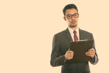Pano tutan Genç Asyalı işadamı stüdyo çekim
