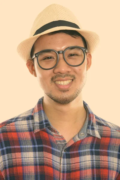 Gözlük ve şapkayla gülümseyen Asyalı genç adamın yüzü — Stok fotoğraf