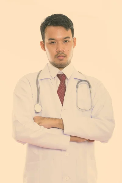 Studio colpo di giovane asiatico uomo medico con le braccia incrociate — Foto Stock