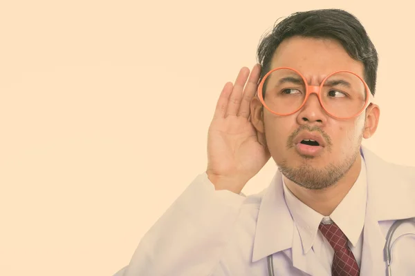 Close up van jonge Aziatische man arts luisteren — Stockfoto