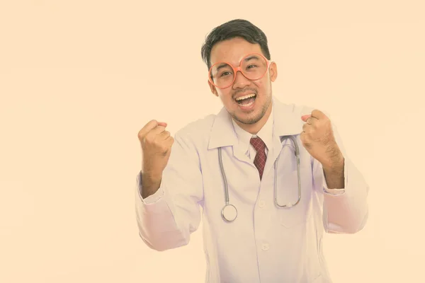 Studio strzał młody szczęśliwy Azji mężczyzna lekarz uśmiecha się a patrząc podekscytowany — Zdjęcie stockowe