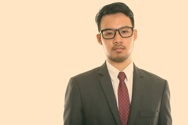 Studio shot van jonge Aziatische zakenman dragen brillen — Stockfoto