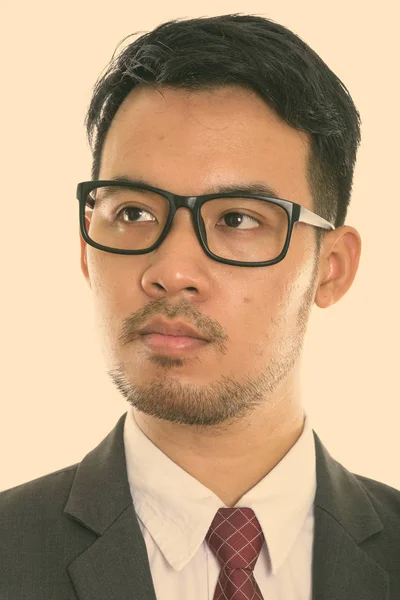 戴着眼镜思考的年轻亚洲商人的脸 — 图库照片