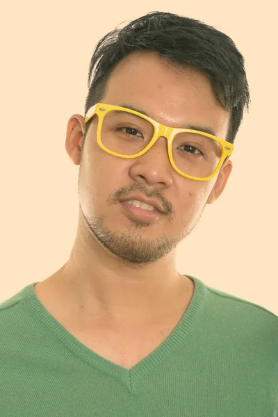Wajah pemuda Asia yang bahagia tersenyum sambil memakai kacamata — Stok Foto
