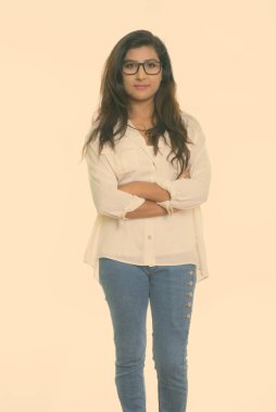 Stüdyo genç güzel Farsça kadını ayakta vurdu ve silah ile gözlük takmış beyaz arka plan karşı izole geçti