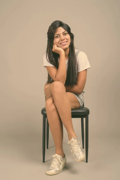 Retrato de mujer india joven sobre fondo gris — Foto de Stock