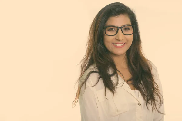 Studio shot de jeune femme persane heureuse souriant avec des lunettes isolées sur fond blanc — Photo