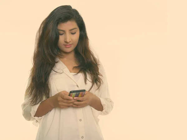 Studio colpo di giovane bella donna persiana utilizzando il telefono cellulare isolato su sfondo bianco — Foto Stock