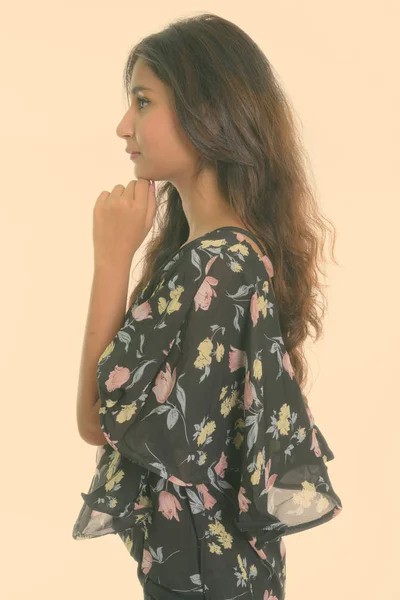 Genç güzel İranlı kadın beyaz arka planı izole düşünme görünümünü profil — Stok fotoğraf
