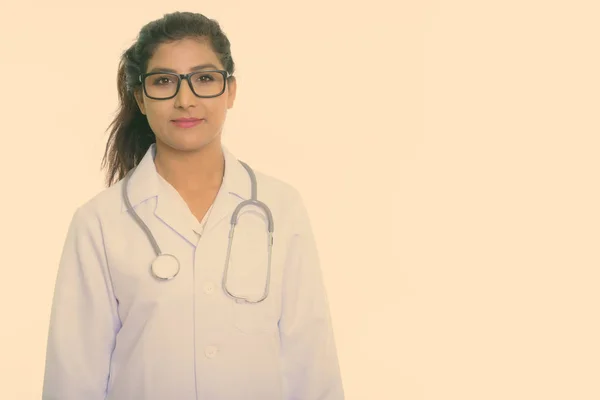 工作室拍摄的年轻美丽的波斯女医生与眼镜隔离的白色背景 — 图库照片