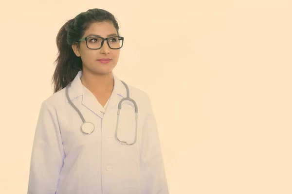 工作室拍摄的年轻美丽的波斯女医生思考与眼镜隔离的白色背景 — 图库照片