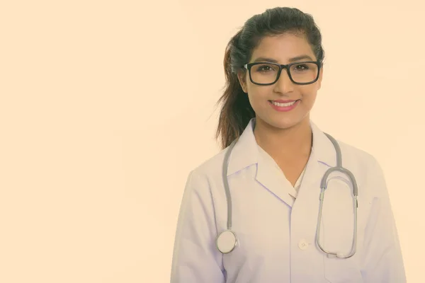 Gros plan de jeune femme persane heureuse médecin souriant avec des lunettes isolées sur fond blanc — Photo