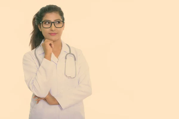 工作室拍摄的年轻美丽的波斯女医生思考与眼镜隔离的白色背景 — 图库照片