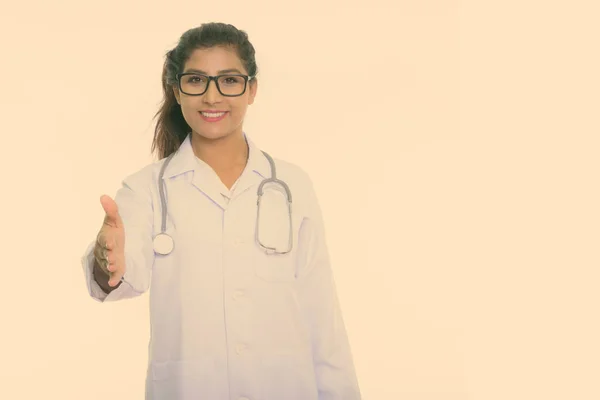 工作室拍摄的年轻快乐的波斯女医生微笑, 而给与白色背景的握手隔离 — 图库照片
