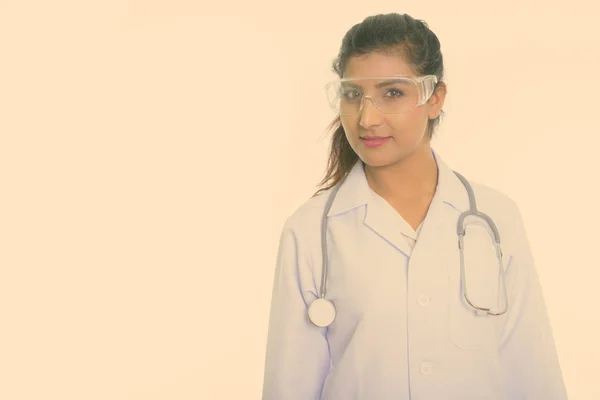 摄影棚拍摄的年轻美丽的波斯女医生戴着防护眼镜, 与白色背景隔离 — 图库照片