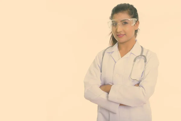 摄影棚拍摄的年轻美丽的波斯女医生戴着防护眼镜, 双臂交叉隔离反对白色背景 — 图库照片