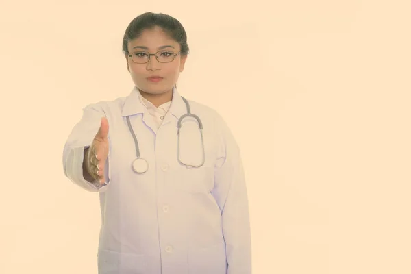 Estúdio tiro de gordura jovem mulher persa médico dando aperto de mão isolado contra fundo branco — Fotografia de Stock