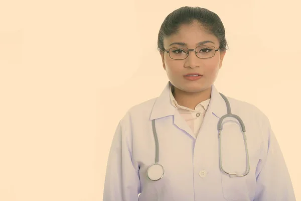 Close up de gordura jovem mulher persa médico com óculos isolados contra fundo branco — Fotografia de Stock