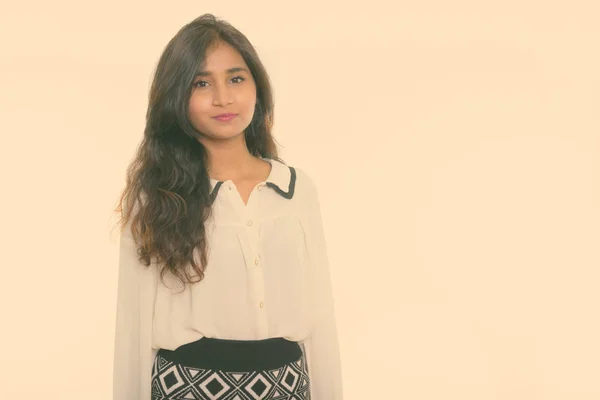 Studio colpo di giovane bella donna d'affari persiana isolato su sfondo bianco — Foto Stock