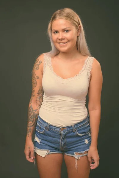 Junge schöne blonde Frau vor schwarzem Hintergrund — Stockfoto