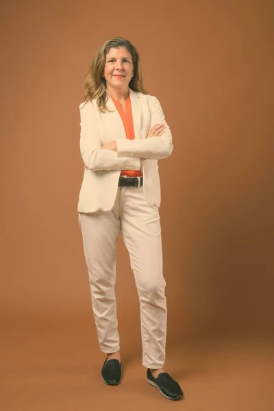 Retrato de mulher de negócios bonita madura vestindo pantsuit — Fotografia de Stock