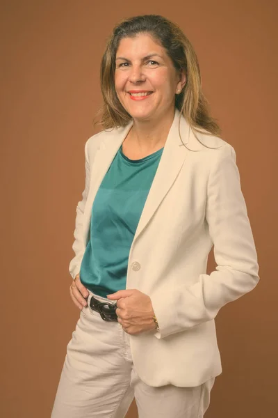 Retrato de mulher de negócios bonita madura vestindo pantsuit — Fotografia de Stock