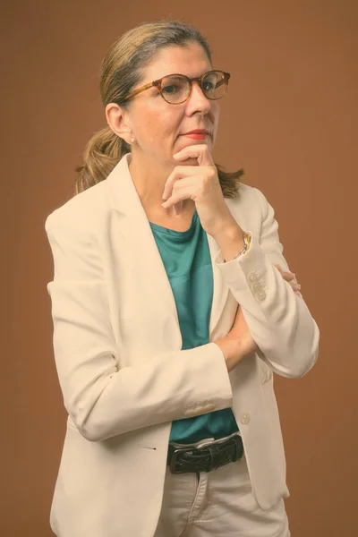 Retrato de mulher de negócios bonita madura vestindo pantsuit — Fotografia de Stock