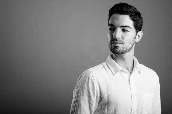 Retrato de jovem empresário bonito em preto e branco — Fotografia de Stock