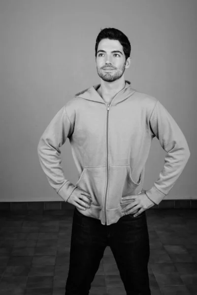 Porträt eines jungen gutaussehenden Mannes bereit für das Fitnessstudio — Stockfoto