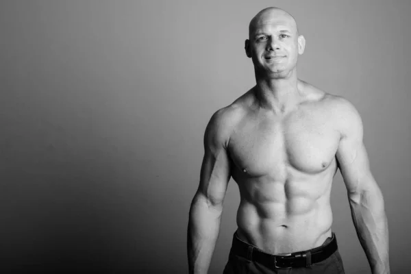 Bald muscular man shirtless against gray background — Stock Photo, Image