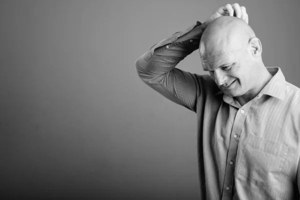 Retrato de homem de negócios careca contra fundo cinza — Fotografia de Stock