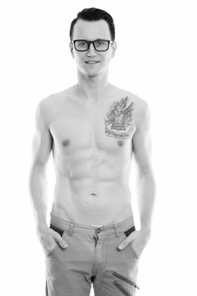 Estudio de tiro de joven feliz hombre sonriendo y de pie sin camisa con gafas —  Fotos de Stock