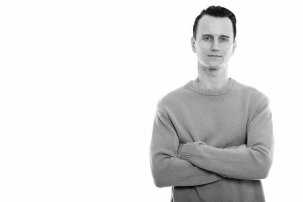 Studio plan de jeune homme beau avec les bras croisés — Photo