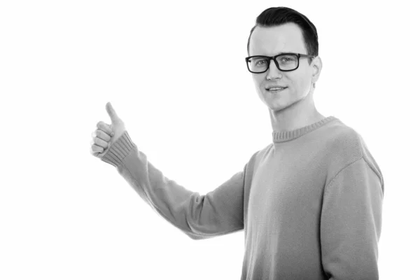 Estudio de disparo de joven feliz hombre sonriendo mientras que da pulgar hacia arriba — Foto de Stock