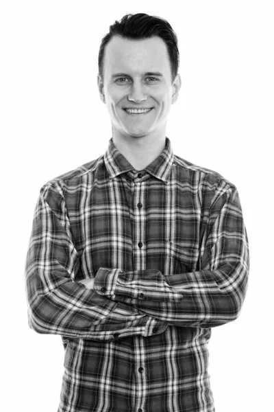 Studio shot de jeune homme heureux souriant avec les bras croisés — Photo