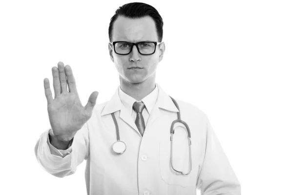 Studio záběr pohledný mladík lékaře s zastavit gesto ruky — Stock fotografie