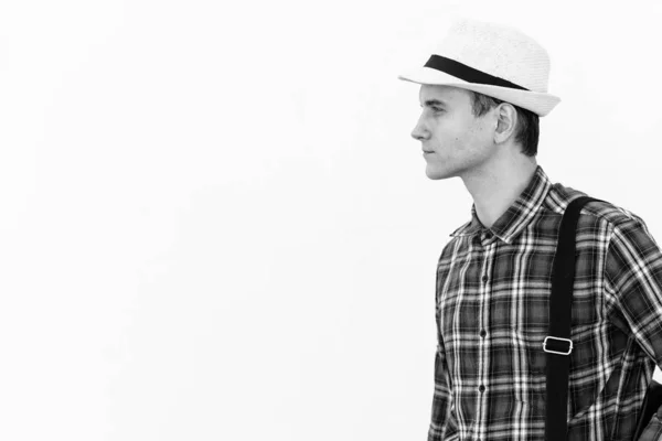 Genç yakışıklı turist adam beyaz beton duvara profil görünümü — Stok fotoğraf
