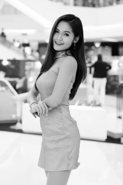 Fiatal boldog ázsiai nő mosolyog a bevásárlóközpontban — Stock Fotó