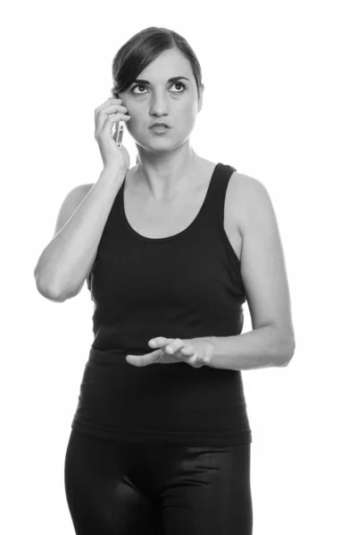 Studio plan de femme en colère parlant sur téléphone mobile tout en pensant — Photo