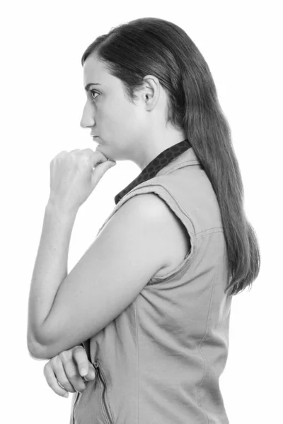 Vista de perfil de hermosa mujer de negocios pensando en blanco y negro — Foto de Stock