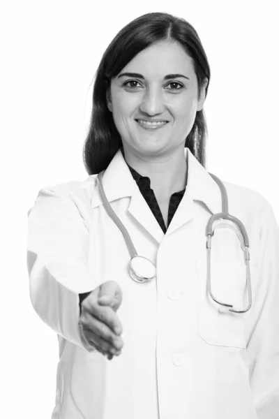 Felice bella donna medico sorridente mentre dà stretta di mano — Foto Stock