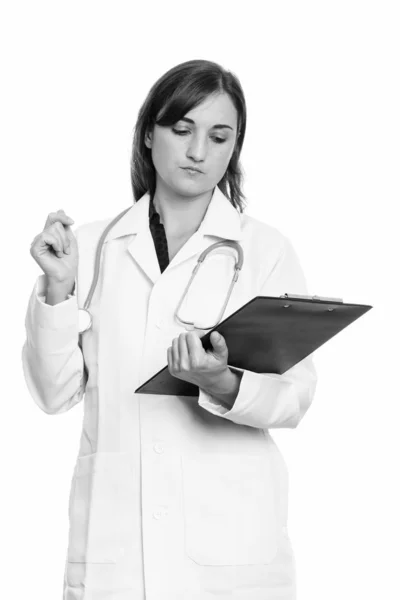 Estudio de la foto de la hermosa mujer médico leyendo en el portapapeles —  Fotos de Stock