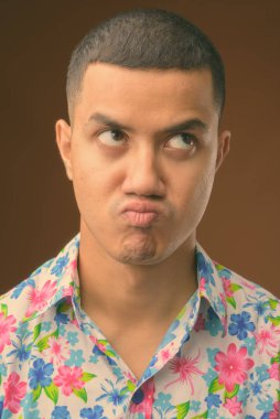 Genç çok etnik Asya Turizm insan kahverengi zemin karşı