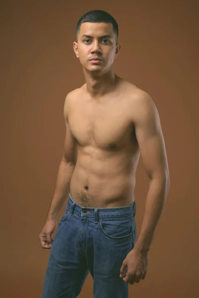 Νέοι πολυεθνικό Ασιατική άνθρωπο shirtless σε μαύρο και άσπρο — Φωτογραφία Αρχείου