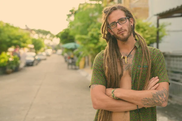 Junger gutaussehender hispanischer Touristenmann mit Dreadlocks auf der Straße — Stockfoto