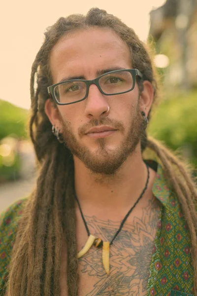 Joven guapo turista hispano con rastas en las calles al aire libre — Foto de Stock