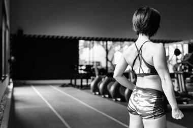 Genç güzel Asyalı kadın spor salonunda egzersiz