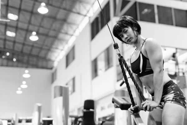 Młoda piękna kobieta azjatyckich ćwicząc w siłowni — Zdjęcie stockowe