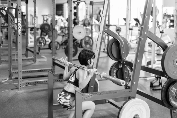 Junge schöne asiatische Frau Workout in der Turnhalle — Stockfoto