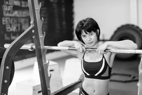 युवा सुंदर एशियाई महिला जिम में काम कर रही — स्टॉक फ़ोटो, इमेज